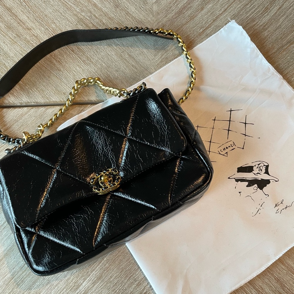19 Flap Bag black patent leather